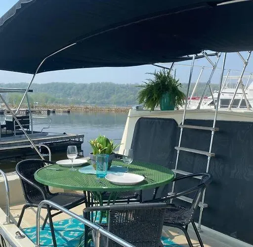 Botel The Lily Pad Boatel Houseboat