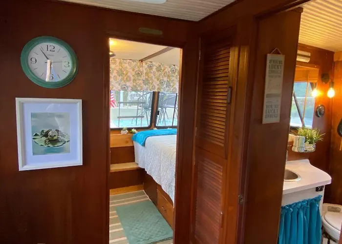 Botel The Lily Pad Boatel Houseboat *