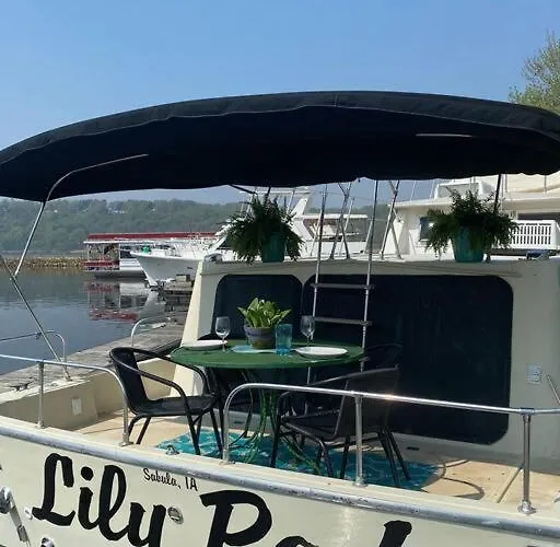 Botel The Lily Pad Boatel Houseboat Savanna