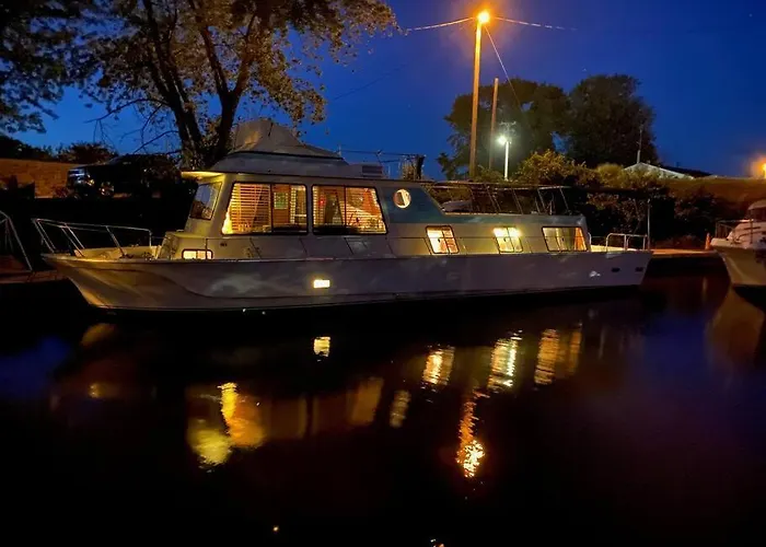 The Lily Pad Boatel Houseboat Botel *