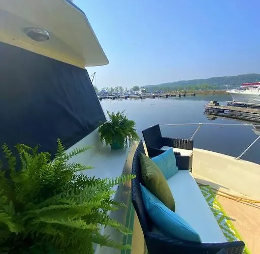 Botel The Lily Pad Boatel Houseboat *