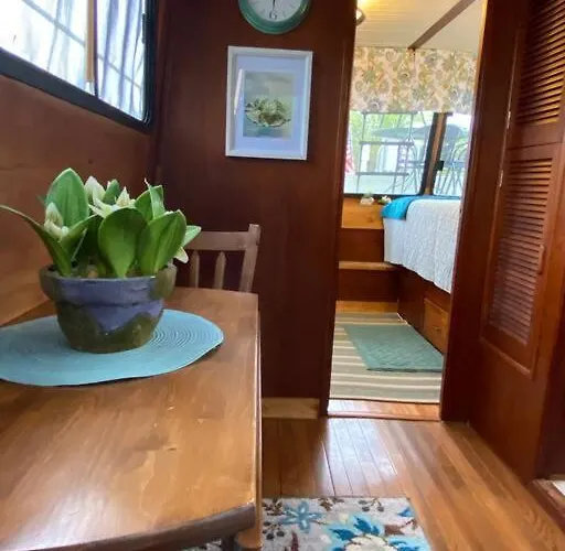 Botel The Lily Pad Boatel Houseboat