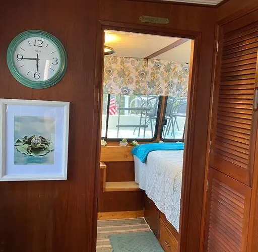 The Lily Pad Boatel Houseboat Botel *