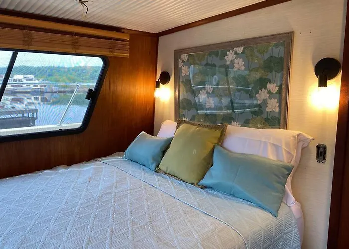 The Lily Pad Boatel Houseboat Botel Savanna
