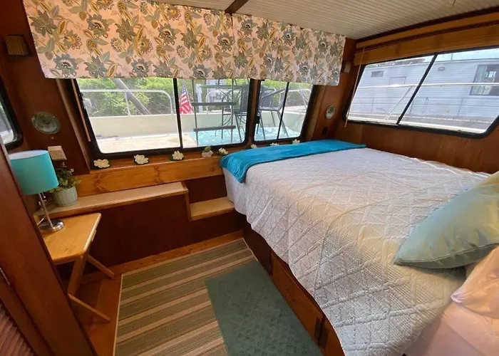 Botel The Lily Pad Boatel Houseboat Savanna
