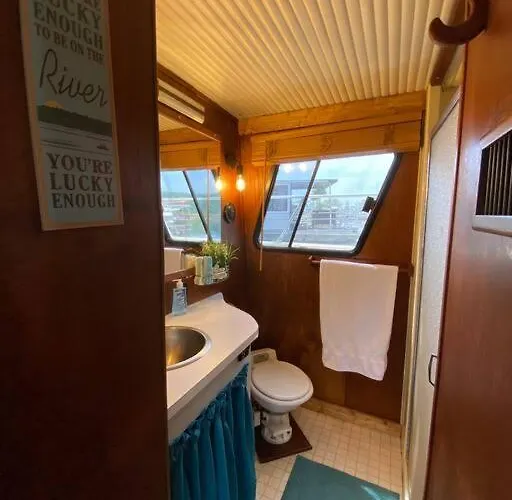 Botel The Lily Pad Boatel Houseboat Savanna
